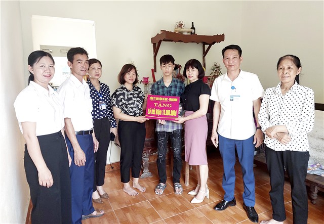 Công ty Kho vận Đá bạc - Vinacomin trao tặng 2 sổ tiết kiệm cho hộ cận nghèo tại phường Yên Thanh