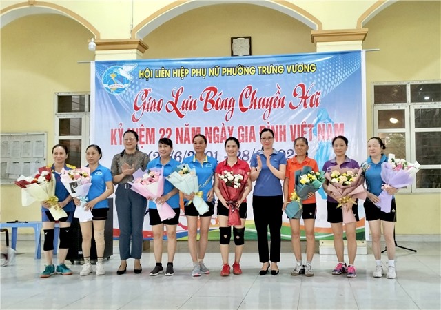 Phường Trưng Vương giao lưu bóng chuyền hơi kỷ niệm Ngày Gia đình Việt Nam