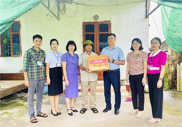 Trao hỗ trợ nâng cao chất lượng cuộc sống cho hộ cận nghèo trên địa bàn phường Phương Nam