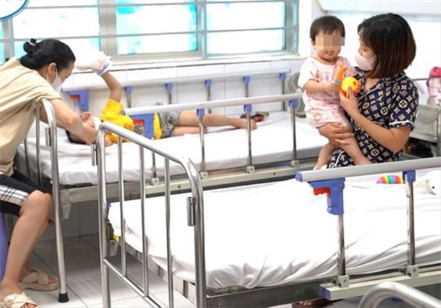 Nhiều trẻ mắc bệnh tay chân miệng nặng ở miền Bắc