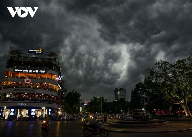 Thời tiết h&#244;m nay 29/6: H&#224; Nội ng&#224;y nắng n&#243;ng, chiều tối c&#243; mưa d&#244;ng