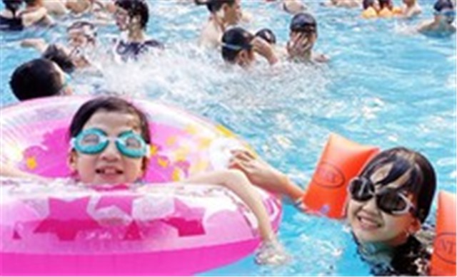 Đi bơi, trẻ có bị lây bệnh tay chân miệng không?