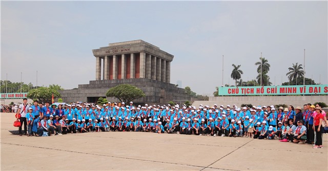 Đoàn Đại biểu cháu ngoan Bác Hồ thành phố Uông Bí báo công dâng Bác tại Quảng trường Ba Đình - Hà Nội