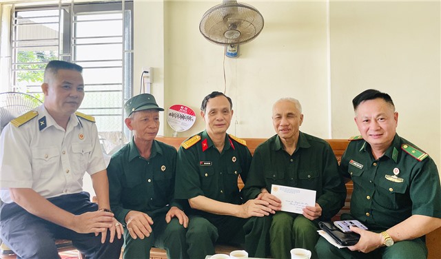 Hội Cựu chiến binh thăm tặng quà ngày TBLS 27/7