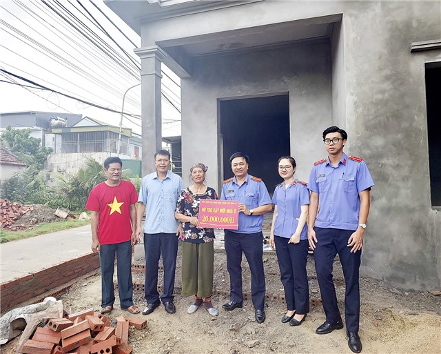Viện kiểm sát Nhân dân thành phố Uông Bí trao hỗ trợ xây nhà cho hộ cận nghèo tại phường Yên Thanh