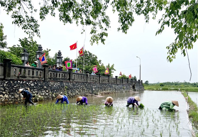 Lễ hội xuống đồng phường Trưng Vương năm 2023