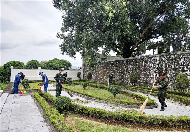 LLVT thành phố tổ chức ra quân, dọn dẹp Đài tưởng niệm các anh hùng liệt sỹ thành phố