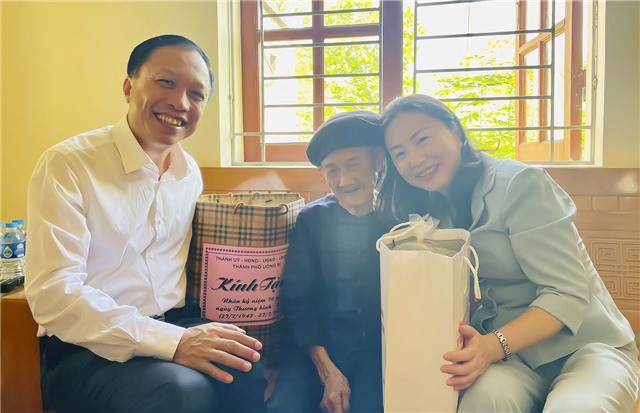 Phó Chủ tịch Thường trực HĐND tỉnh Vi Ngọc Bích thăm, tặng quà Mẹ VNAH, người có công tiêu biểu tại TP Uông Bí