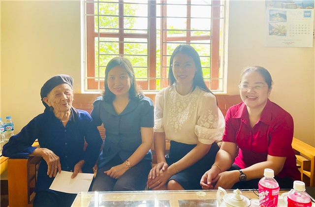 Hội LHPN thành phố thăm và tặng quà Mẹ VNAH, các gia đình chính sách nhân Ngày Thương binh Liệt sĩ 27/7