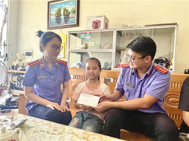 Chi đoàn Thanh niên Viện Kiểm sát Nhân dân thành phố Uông Bí trao quà hỗ trợ đỡ đầu trẻ em có hoàn cảnh khó khăn 