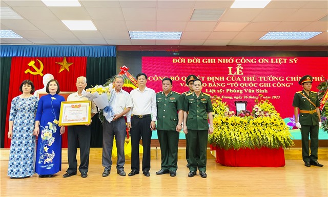 Lễ công bố Quyết định của Thủ tướng Chính phủ và trao Bằng “Tổ quốc ghi công” liệt sĩ Phùng Văn Sinh
