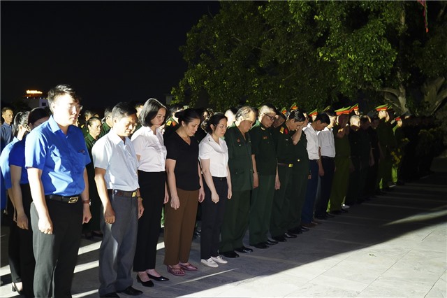 Thắp nến tri ân các anh hùng liệt sỹ tại Nghĩa trang liệt sỹ thành phố Uông Bí