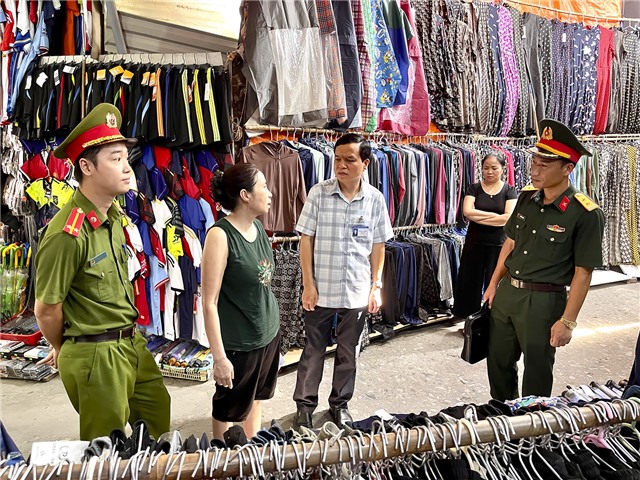 Đoàn liên ngành kiểm tra việc kinh doanh mặt hàng quân trang trên địa bàn thành phố