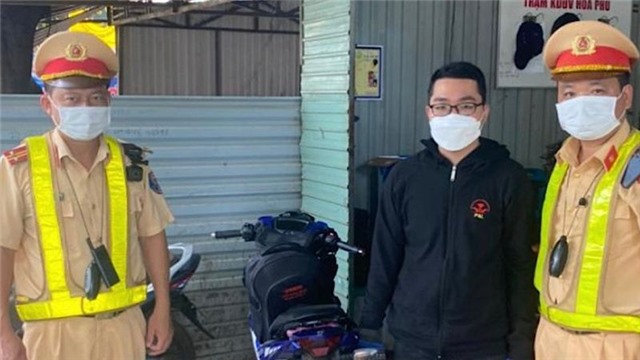 Bắt giữ đối tượng vi phạm giao thông sử dụng giấy chứng minh công an nhân dân giả