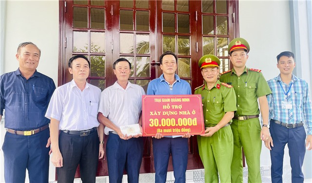 Trao hỗ trợ 80 triệu đồng xây nhà ở tại phường Phương Nam 