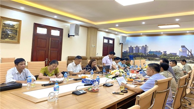 Đoàn giám sát của HĐND thành phố Uông Bí đến kiểm tra việc chấp hành các quy định về bảo vệ môi trường tại Công ty cổ phần Xi măng và Xây dựng Quảng Ninh