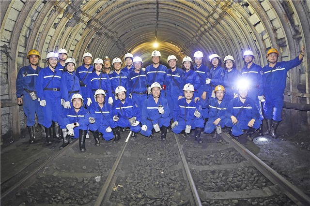 Đoàn công tác báo cáo viên thành phố tham quan thực tế khai trường sản xuất Công ty CP Than Vàng Danh - Vinacomin