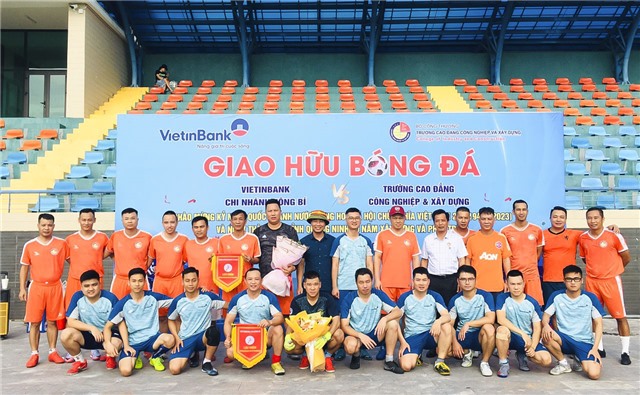 Trường Cao đẳng Công nghiệp và Xây dựng giao lưu bóng đá với Ngân hàng Vietinbank Uông Bí