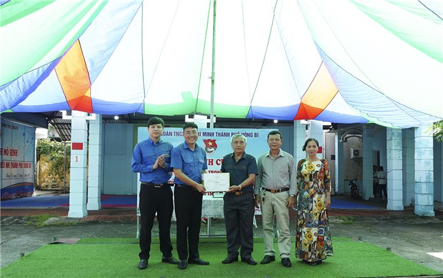 Tiếp nhận trên 500 cuốn sách ủng hộ Tủ sách Bác Hồ