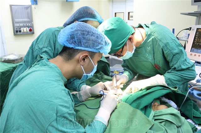 Phẫu thuật thoát vị bẹn trái nghẹt cho trẻ nhỏ mới 35 ngày tuổi 