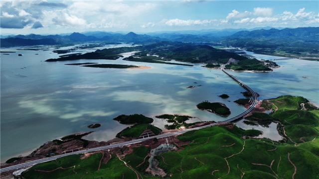 Sức bật mới sau nửa nhiệm kỳ thực hiện 3 đột phá chiến lược