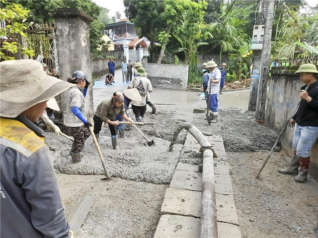 Nhân dân tổ 35, khu phố 6, phường Trưng Vương hiến đất làm đường, chung tay chỉnh trang đô thị