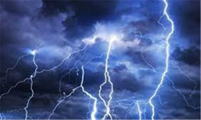 Thanh niên bị sét đánh tử vong khi đang dùng điện thoại