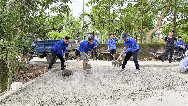 Đoàn thanh niên phường Phương Nam hỗ trợ đổ sân bê tông cho hộ nghèo