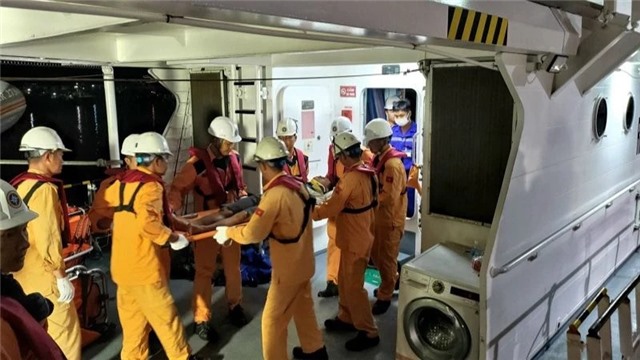 Cứu nạn kịp thời ngư dân gặp nạn trên quần đảo Trường Sa