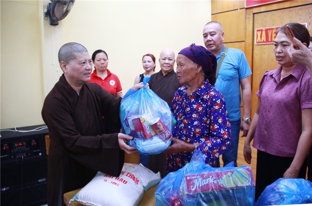 Trao tặng 100 suất quà cho hộ nghèo, người khuyết tật huyện Tiên Yên