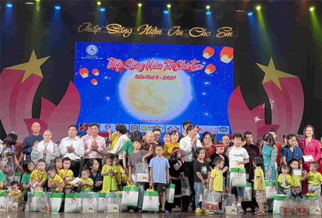 10.000 phần quà cho trẻ em khuyết tật trên cả nước