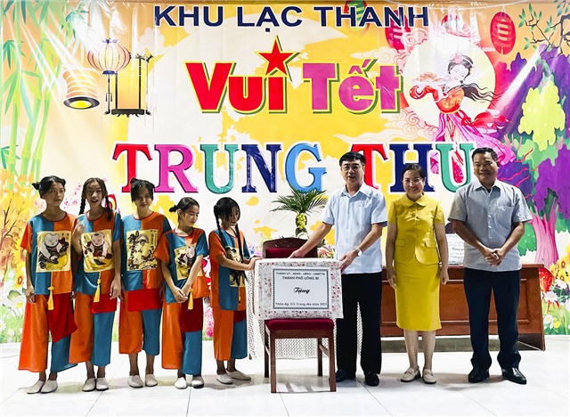 Các đồng chí lãnh đạo dự chương trình “Vui Tết Trung thu” tại khu Lạc Thanh