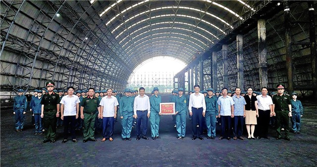 Lãnh đạo thành phố động viên, tặng quà khối Nữ tự vệ thành phố tham gia diễu binh, diễu hành kỷ niệm 60 năm ngày thành lập tỉnh Quảng Ninh