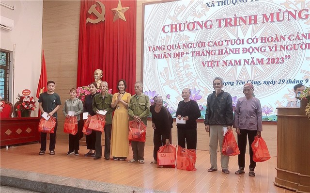 Xã Thượng Yên Công mừng thọ và tặng quà cho người cao tuổi 