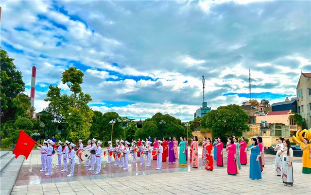 Tiểu học Quang Trung dâng hương chăm sóc đài tưởng niệm Bác Hồ nhân dịp năm học mới 2023 - 2024