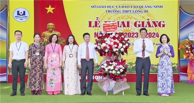 Đồng chí Phạm Tuấn Đạt-PBT Thành uỷ, Chủ tịch UBND Thành phố dự lễ khai giảng năm học mới tại Trường THPT Uông Bí