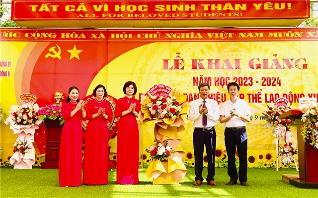 Phó Chủ tịch Thường trực UBND thành phố Nguyễn Văn Thành chúc mừng khai giảng tại Trường Tiểu học Phương Đông B