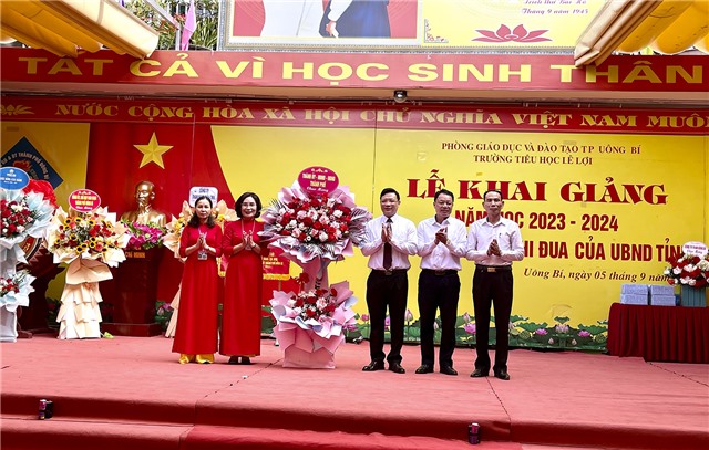 Đồng chí Bí thư Thành ủy Nghiêm Xuân Cường dự chúc mừng khai giảng tại trường Tiểu học Lê Lợi