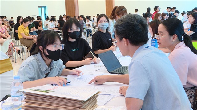 Số tân sinh viên Đại học Hạ Long nhập học vượt chỉ tiêu tỉnh giao