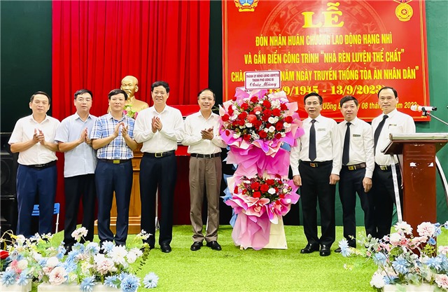 Tòa án Nhân dân thành phố Uông Bí tổ chức Lễ đón nhận Huân chương Lao động hạng Nhì và gắn biển công trình “Nhà rèn luyện thể chất”