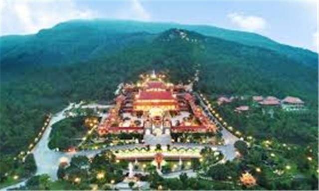 Thông tin về việc chùa Ba Vàng tổ chức rước và chiêm bái vật thể được cho là "xá lợi tóc của Đức Phật"