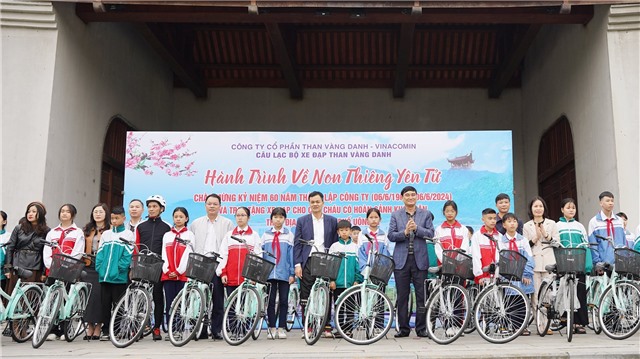 CLB xe đạp Than Vàng Danh trao tặng 60 xe đạp cho các em học sinh có hoàn cảnh khó khăn