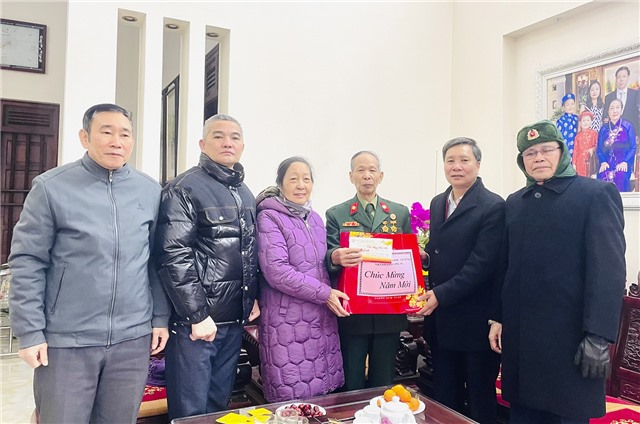 Phó Chủ tịch Thường trực UBND thành phố Nguyễn Văn Thành thăm, tặng quà Tết các gia đình Người có công tiêu biểu