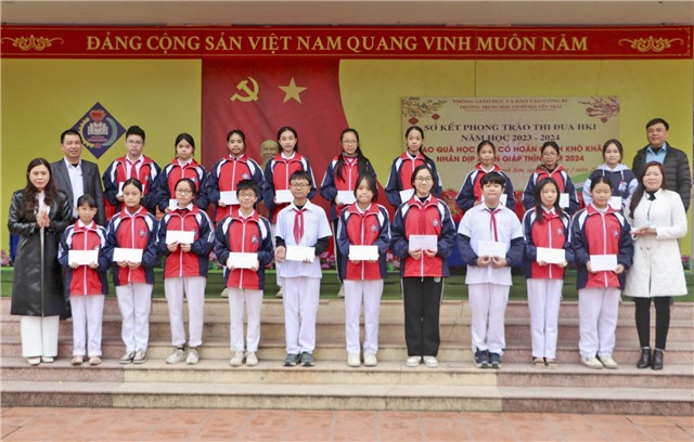 Trường THCS Nguyễn Trãi khen thưởng học kỳ 1, năm học 2023-2024