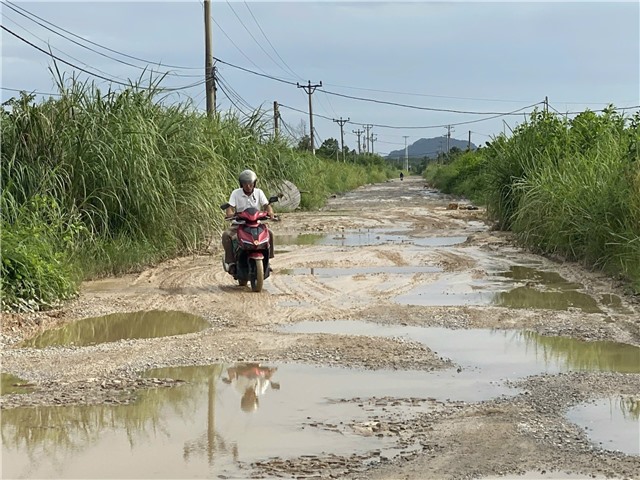 Cần đảm bảo an toàn giao thông và vệ sinh môi trường trong quá trình vận chuyển phục vụ thi công dự án Tuyến đường ven sông