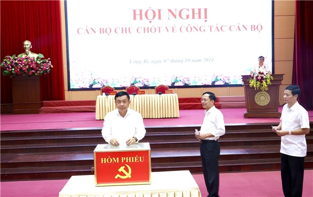 Hội nghị cán bộ chủ chốt về công tác cán bộ