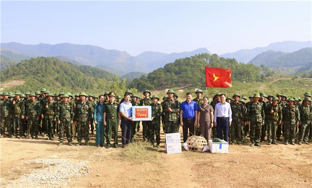 Chủ tịch Uỷ ban MTTQ thành phố thăm, tặng quà các lực lượng tham gia cuộc diễn tập 1 bên 2 cấp tỉnh Quảng Ninh năm 2024