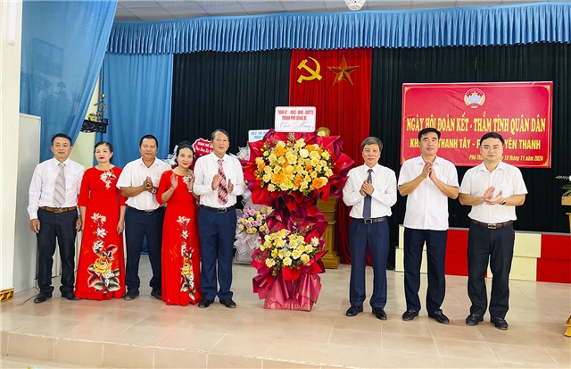 Đồng chí Phó Chủ tịch Thường trực UBND thành phố Nguyễn Văn Thành chúc mừng Ngày hội Đại đoàn kết tại khu Phú Thanh Tây