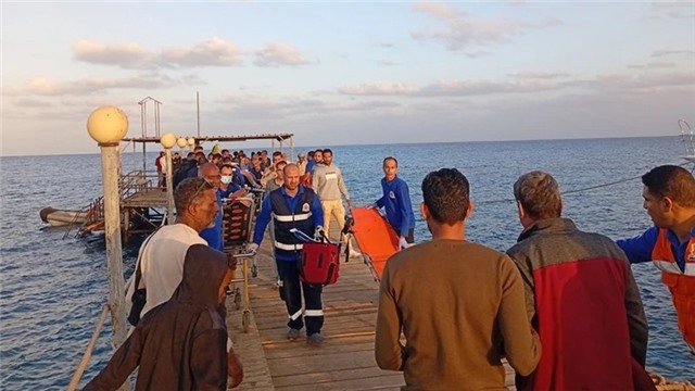 Vụ chìm tàu du lịch ở Ai Cập: 28 người được giải cứu, 17 người vẫn mất tích