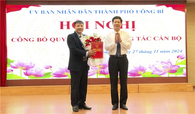 Trao Quyết định phê chuẩn kết quả bầu cử chức danh Chủ tịch UBND phường Quang Trung